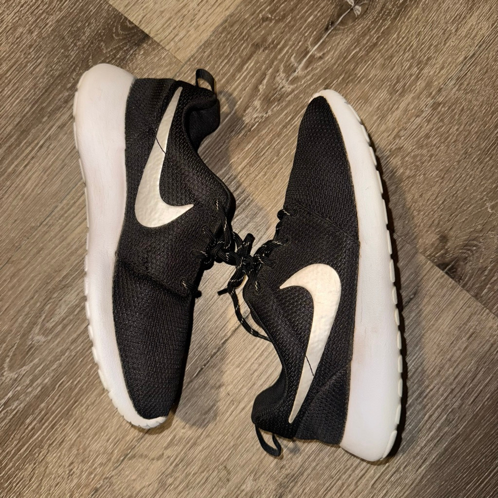 Nike Roshe Run Black White Athletic Shoes Size 7